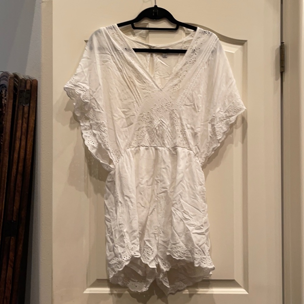 White Amuse Society Short Romper- Size Large